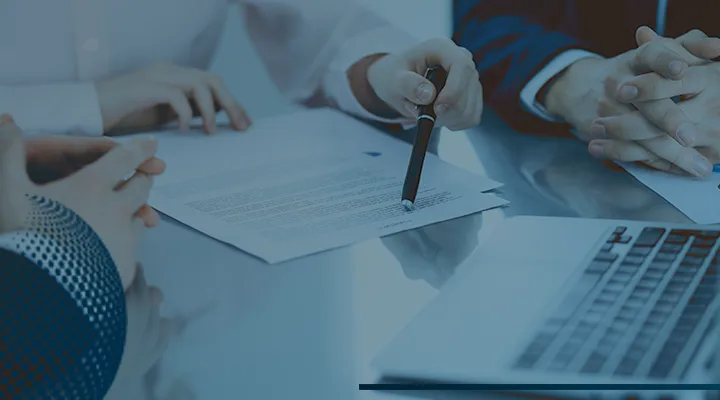Profissionais discutindo estratégia em reunião de negócios