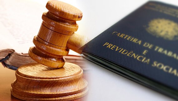 Pessoa idosa assinando documentos ou recebendo consultoria sobre aposentadoria.