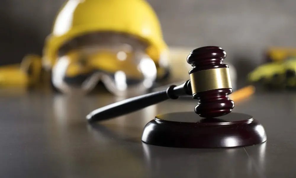 Profissionais discutindo questões de compliance em ambiente de escritório